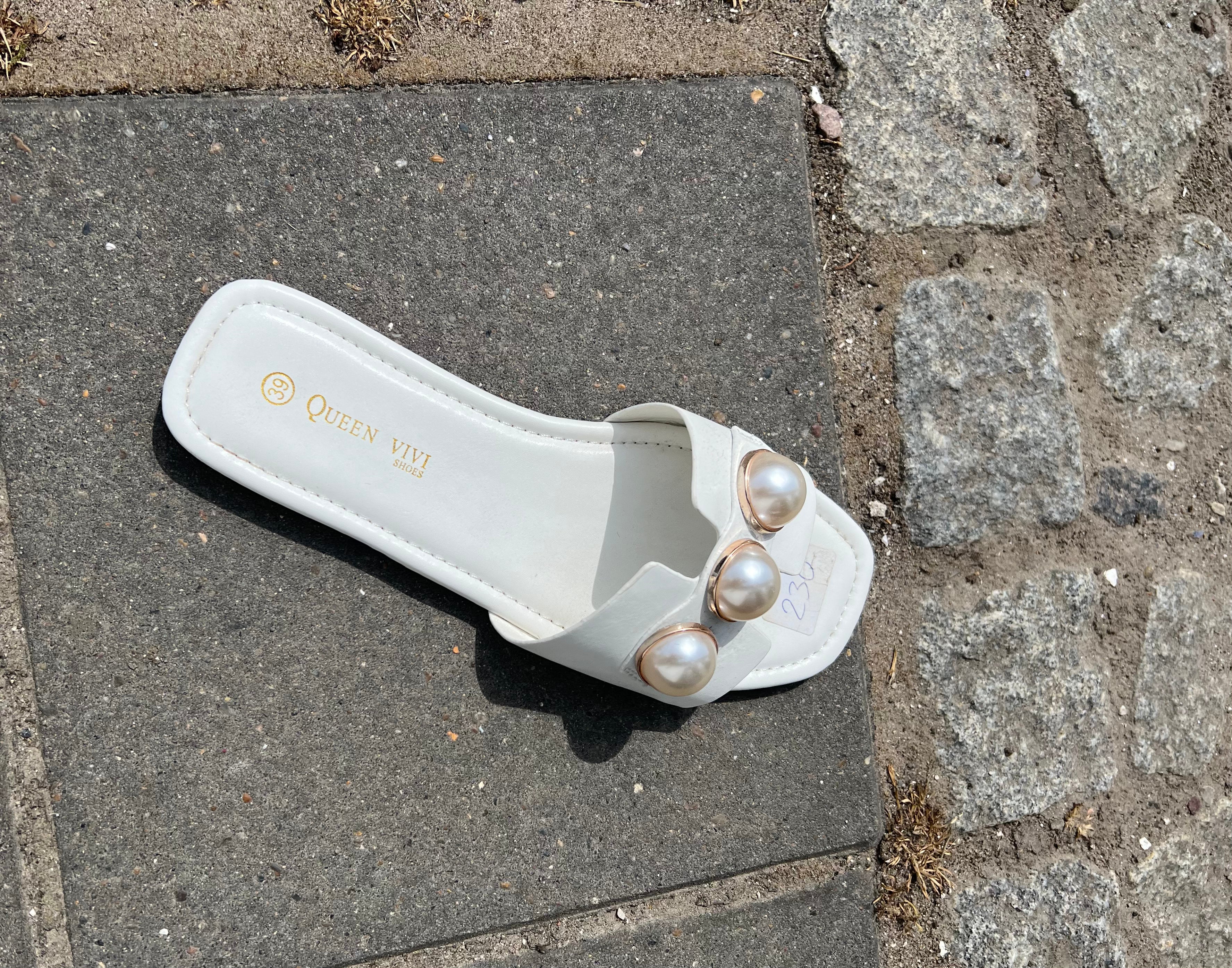 Sandal med perlemor.