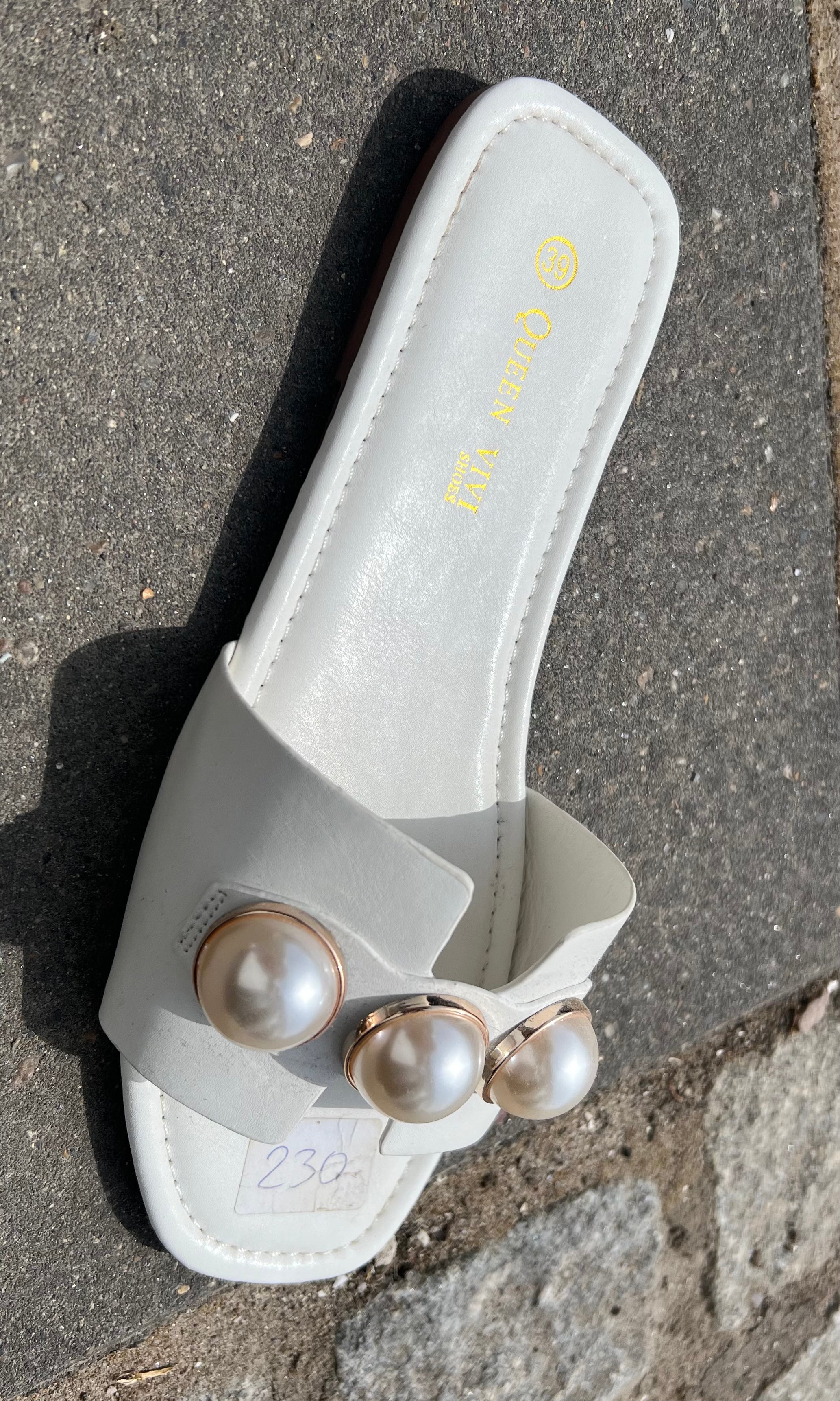 Sandal med perlemor.